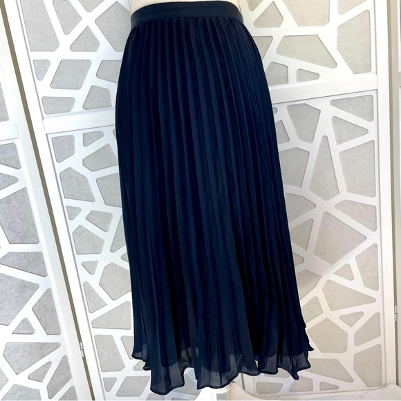 Banana Republic Dresses & Skirts - Banana Republic Pleated Midi Skirt Navy Sz 8 EUC
